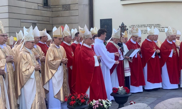 Biskupi u grobu bł. Jerzego Popiełuszki