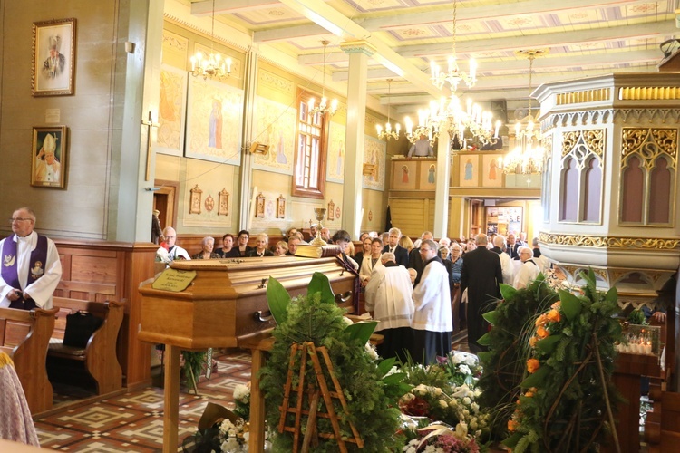 Uroczystości pogrzebowe ks. Karwowskiego odbyły się w jego rodzinnej parafii Góra.