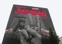 Solidarność  1980–1989  Ogólnopolski niezależny związek zawodowy, który powstał po protestach robotniczych w sierpniu 1980 roku. Polski ruch solidarnościowy zapoczątkował upadek komunizmu w Polsce i dał przykład innym zniewolonym krajom Europy Wschodniej.  
