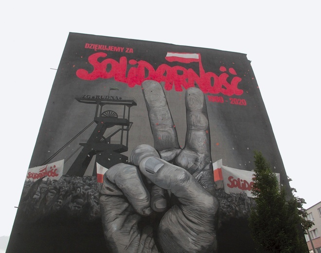 Solidarność  1980–1989  Ogólnopolski niezależny związek zawodowy, który powstał po protestach robotniczych w sierpniu 1980 roku. Polski ruch solidarnościowy zapoczątkował upadek komunizmu w Polsce i dał przykład innym zniewolonym krajom Europy Wschodniej.  