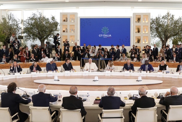 Papież na szczycie G7: żadna maszyna nie powinna decydować o odebraniu życia