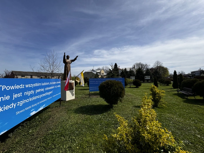 Pomnik papieża w Łyszkowicach