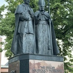 Pomnik Jana Pawła II i Prymasa Tysiąclecia w Sochaczewie.