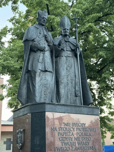 Pomnik Jana Pawła II i Prymasa Tysiąclecia w Sochaczewie.