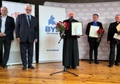 Ks. Smerda odbiera dyplom dla najlepszej parafii w Polsce.