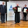 Ks. Smerda odbiera dyplom dla najlepszej parafii w Polsce.