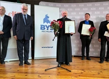 Ks. Smerda odbiera dyplom dla najlepszej parafii w Polsce.