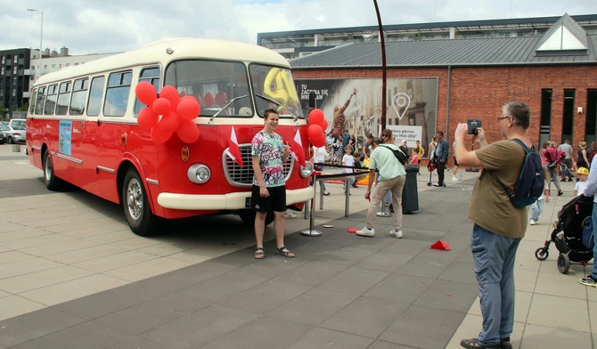 Legendarny "ogórek" skończył 40 lat. Ten autobus budzi wspomnienia!