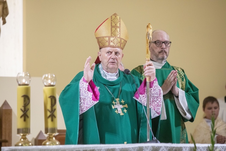 Poświęcenie ołtarzy bocznych i wprowadzenie relikwii św. Faustyny i św. Jana Pawła II w Józefosławiu