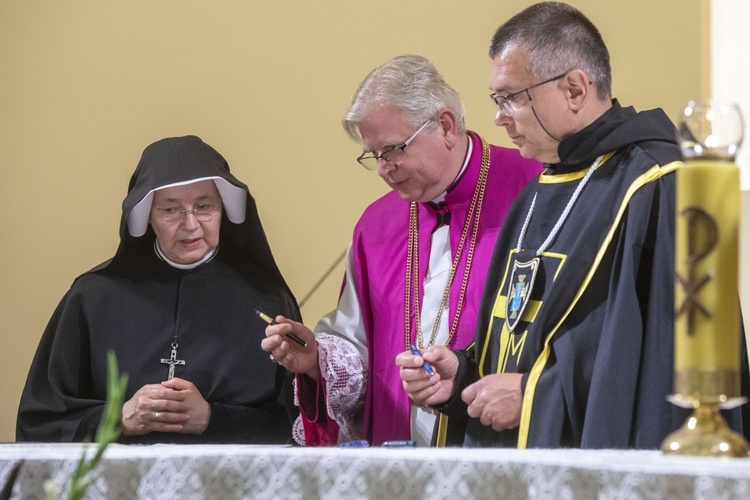 Poświęcenie ołtarzy bocznych i wprowadzenie relikwii św. Faustyny i św. Jana Pawła II w Józefosławiu