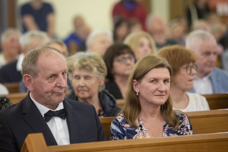 Poświęcenie ołtarzy bocznych i wprowadzenie relikwii św. Faustyny i św. Jana Pawła II w Józefosławiu