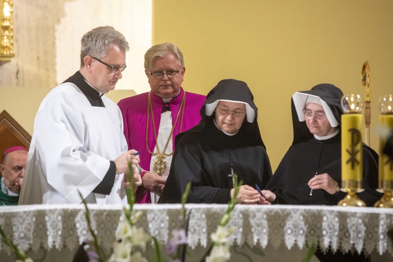 Poświęcenie ołtarzy bocznych i wprowadzenie relikwii św. Faustyny i św. Jana Pawła II w Józefosławiu