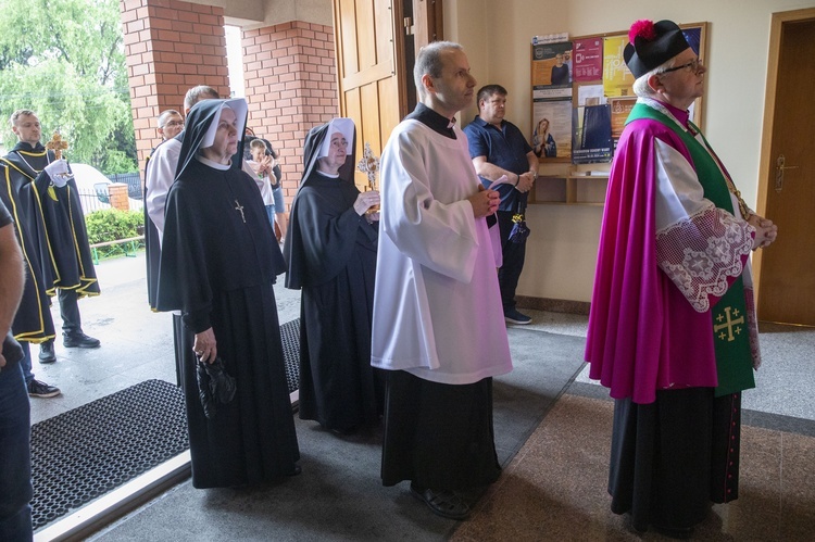 Poświęcenie ołtarzy bocznych i wprowadzenie relikwii św. Faustyny i św. Jana Pawła II w Józefosławiu