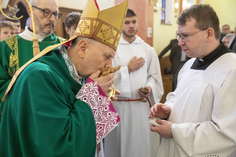 Poświęcenie ołtarzy bocznych i wprowadzenie relikwii św. Faustyny i św. Jana Pawła II w Józefosławiu