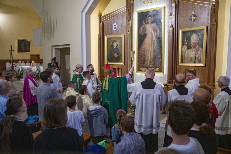 Poświęcenie ołtarzy bocznych i wprowadzenie relikwii św. Faustyny i św. Jana Pawła II w Józefosławiu