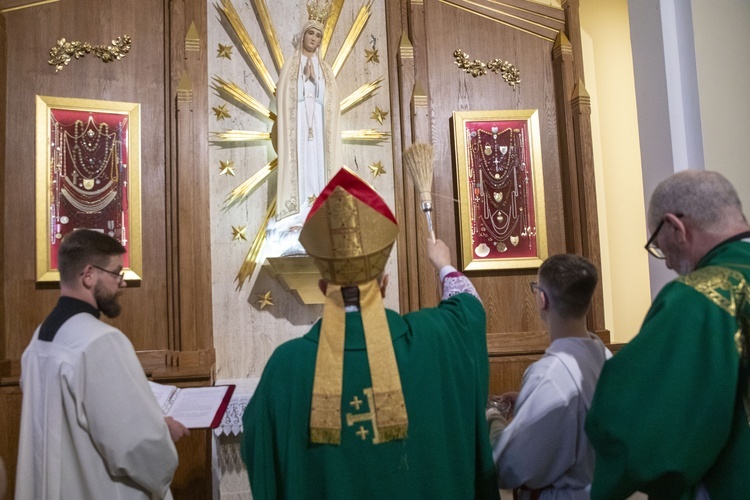 Poświęcenie ołtarzy bocznych i wprowadzenie relikwii św. Faustyny i św. Jana Pawła II w Józefosławiu