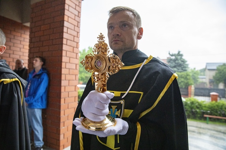 Poświęcenie ołtarzy bocznych i wprowadzenie relikwii św. Faustyny i św. Jana Pawła II w Józefosławiu