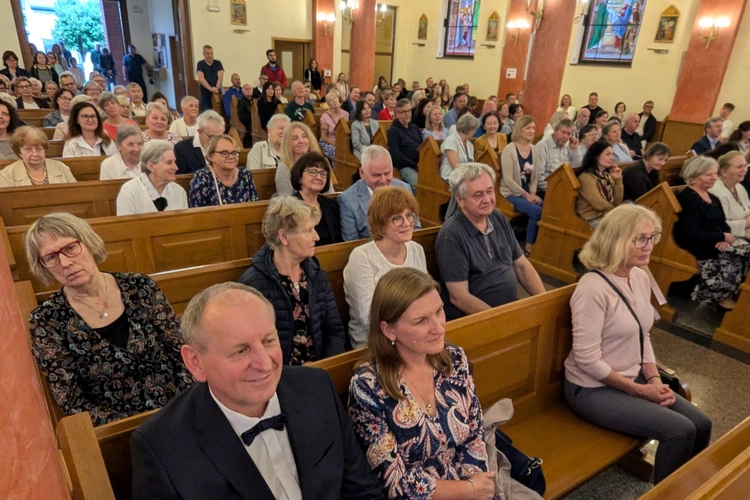 Poświęcenie ołtarzy bocznych i wprowadzenie relikwii św. Faustyny i św. Jana Pawła II w Józefosławiu