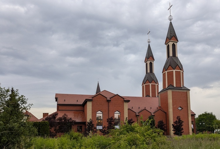 Poświęcenie ołtarzy bocznych i wprowadzenie relikwii św. Faustyny i św. Jana Pawła II w Józefosławiu