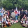 Pod pomnikiem zgromadzili się przedstawiciele Rada Parafialna, rodziny ks. Drzewieckiego i ruchów orionistycznych.