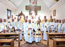 Duszpasterskie pokolenia w kaplicy Domu Księży Emerytów.