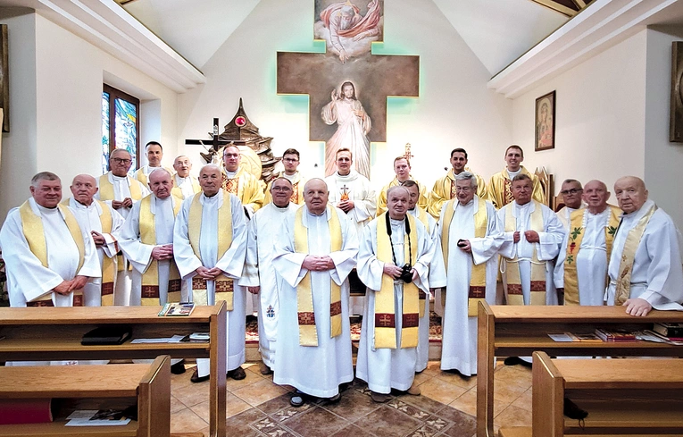 Duszpasterskie pokolenia w kaplicy Domu Księży Emerytów.