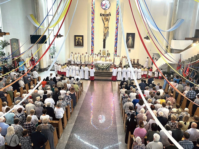 Msza św. zgromadziła licznych kapłanów i wiernych.