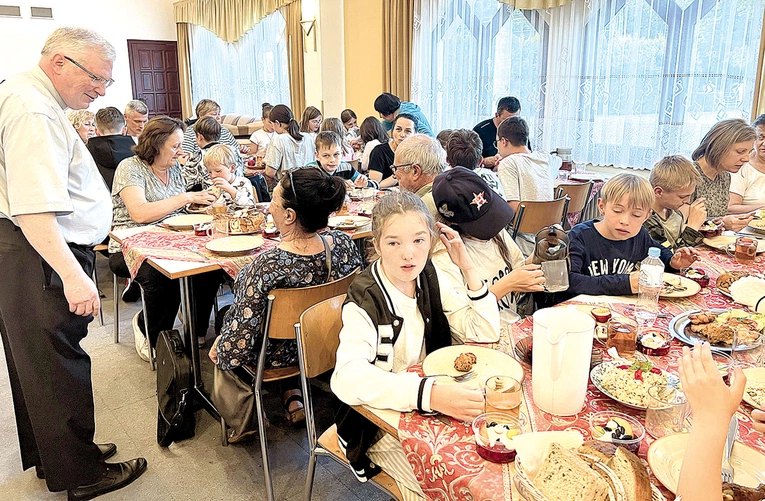 Ks. Ignacy Czader otoczył pielgrzymów serdeczną opieką.