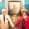 	Dumny laureat z żoną przy świeżo odsłoniętym portrecie w łęgowskim Domu Pojednania.