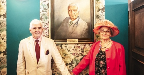 	Dumny laureat z żoną przy świeżo odsłoniętym portrecie w łęgowskim Domu Pojednania.