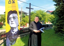 Ks. Chmiel w Biblieli, gdzie 70 lat temu odbyła się pierwsza Oaza Dzieci Bożych dla ministrantów.