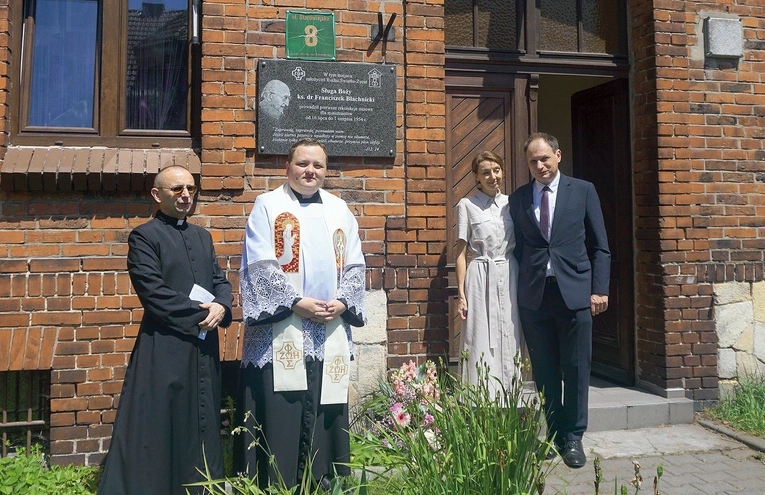 Przed pamiątkową tablicą moderatorzy ks. Marek Olekszyk i ks. Michał Chmiel oraz para diecezjalna Domowego Kościoła Barbara i Witold Markowie. 