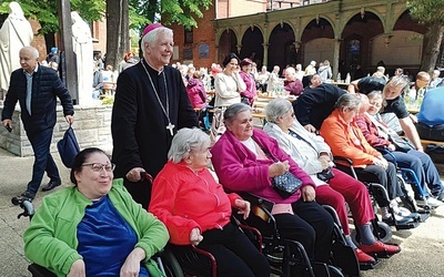 Członkowie grupy z bp Markiem Szkudłą w czasie diecezjalnej pielgrzymki chorych do Piekar Śląskich.