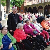 Członkowie grupy z bp Markiem Szkudłą w czasie diecezjalnej pielgrzymki chorych do Piekar Śląskich.