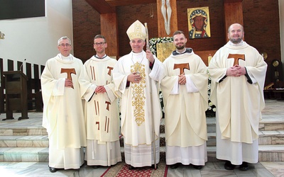 Nowo wyświęceni franciszkanie z biskupem, prowincjałem i rektorem.  