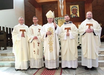 Nowo wyświęceni franciszkanie z biskupem, prowincjałem i rektorem.  