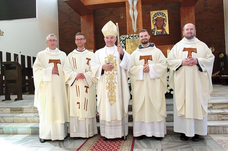 Nowo wyświęceni franciszkanie z biskupem, prowincjałem i rektorem.  