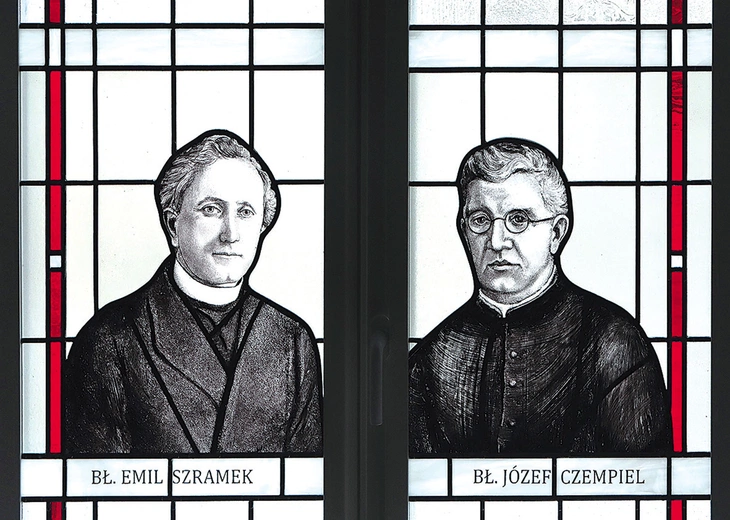 Śląskich duchownych upamiętnia m.in. witraż w zakrystii katedry Chrystusa Króla w Katowicach.