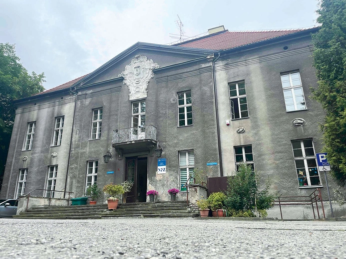 W wybudowanym w 1886 r. pałacu klasycystycznym urodził się pionier radiofonii Georg von Arco. Dziś w tym miejscu znajdują się kaplica i pomieszczenia biurowe.