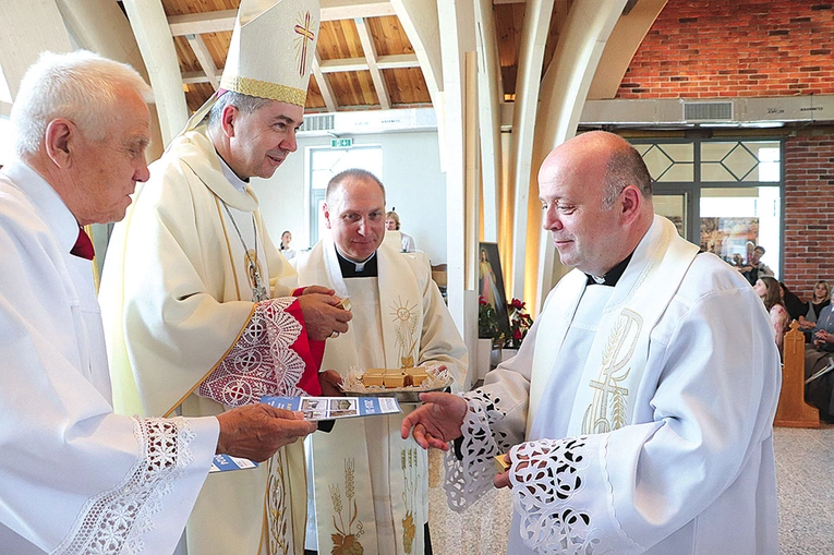 	Bp Osial i proboszcz Babicki dziękowali wszystkim,  którzy przyczynili się do powstania świątyni.