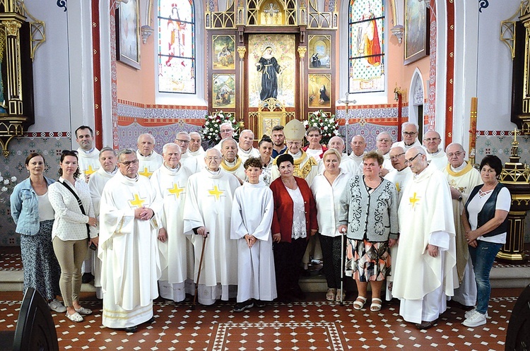 	Uczestnicy pielgrzymki do sanktuarium św. Rity w Głębinowie.