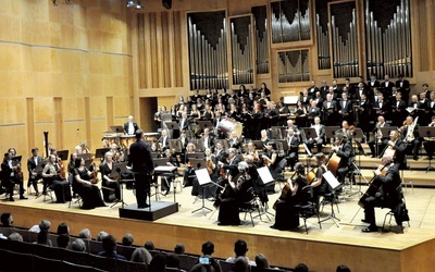 	Pierwsze Te Deum wyśpiewano podczas Eucharystii w kościele, a drugie, wraz z orkiestrą i chórem DIMK, wybrzmiało w Filharmonii Opolskiej.