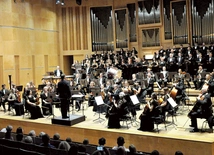 	Pierwsze Te Deum wyśpiewano podczas Eucharystii w kościele, a drugie, wraz z orkiestrą i chórem DIMK, wybrzmiało w Filharmonii Opolskiej.