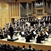 	Pierwsze Te Deum wyśpiewano podczas Eucharystii w kościele, a drugie, wraz z orkiestrą i chórem DIMK, wybrzmiało w Filharmonii Opolskiej.