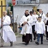 Pielgrzymów do kościoła na Mszę odpustową prowadził o. Albin Łyda OFM wraz ze służbą liturgiczną i orkiestrą dętą.