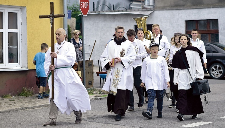 Pielgrzymów do kościoła na Mszę odpustową prowadził o. Albin Łyda OFM wraz ze służbą liturgiczną i orkiestrą dętą.