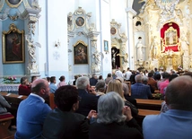 Sanktuarium w trakcie uroczystości.