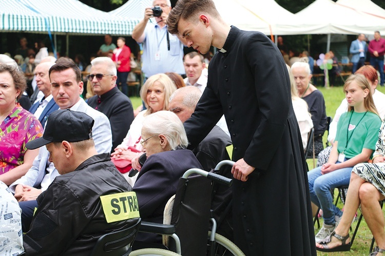 Osoby zdrowe i z niepełnosprawnościami spotkały się na modlitwie i zabawie w brwileńskim DPS-ie.