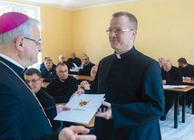 Ks. Przemysław Pojasek odbiera dokument ustanawiający go administratorem parafii św. Mikołaja w Pszennie. 