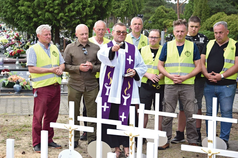 – Zdecydowaliśmy cztery lata temu, że będziemy dbać o te nagrobki – mówi ks. Gabriel Marciniak.